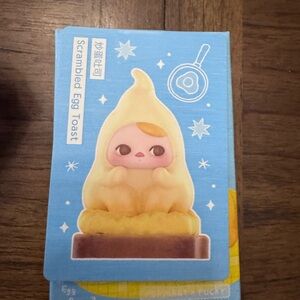Pop Mart Pucky Egg Beanie figurine- Scrambled Egg Toast